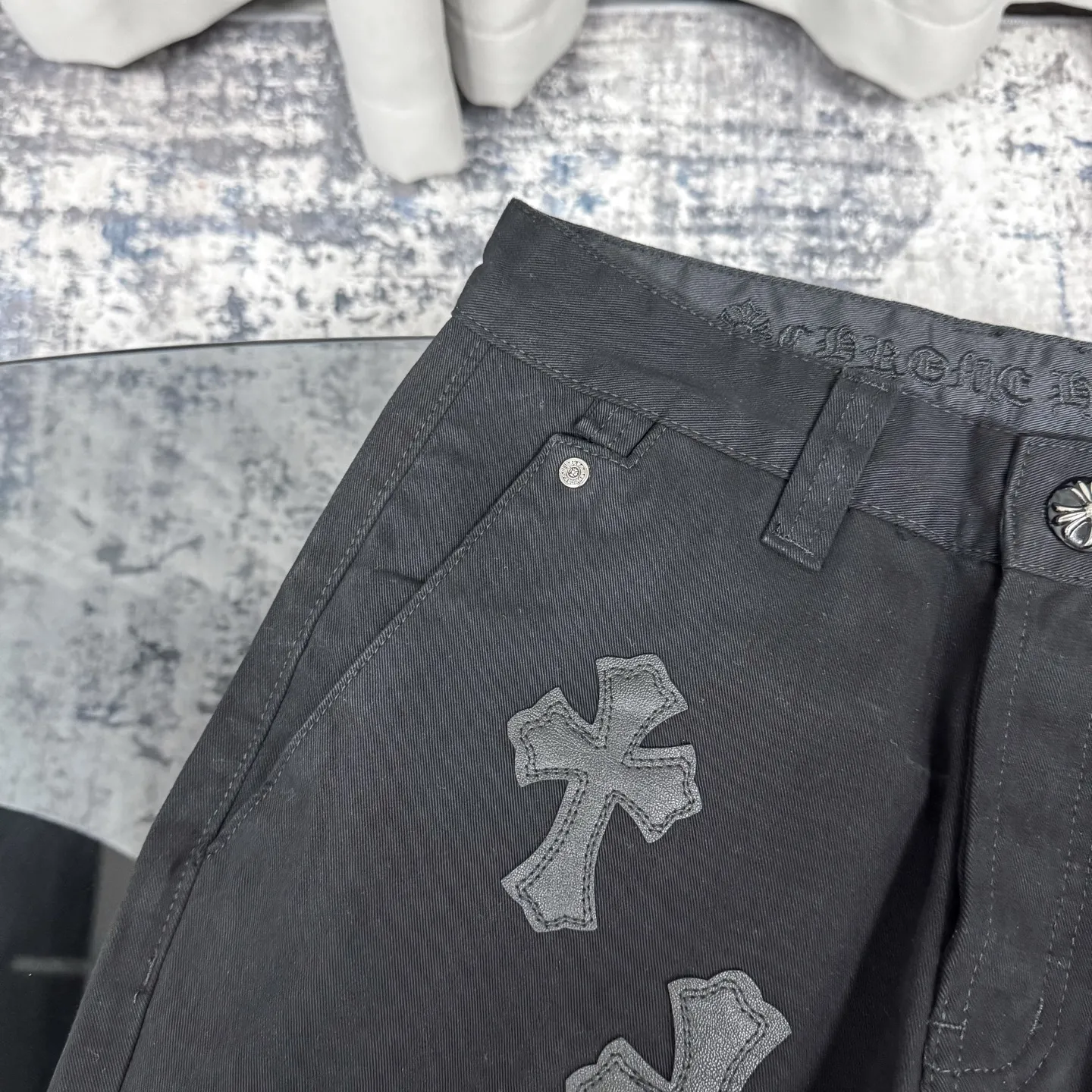 P270 Chrome Hearts CH casual black trousers cross-patched leather jeans. Original purchased and patterned to truly restore the ultimate texture of Vintage. Special Italian cowhide print and then cut. Customized sheepskin three-layer thick line leather. The whole is spliced in heavy water washing process. Craftsmen hand-splash ink. You can see the details. Three-dimensional cutting version. Loose and comfortable. Not flattering on the figure. Shows height and slimness. Factory Seiko. Original quality control. Same style for men and women. Can be matched with couples. Versatile recommendation. The must-have jeans for all seasons Color: black Size: 28/30/32/34 Waist: 73/78/83/88 Pants length: 102/104/106/108